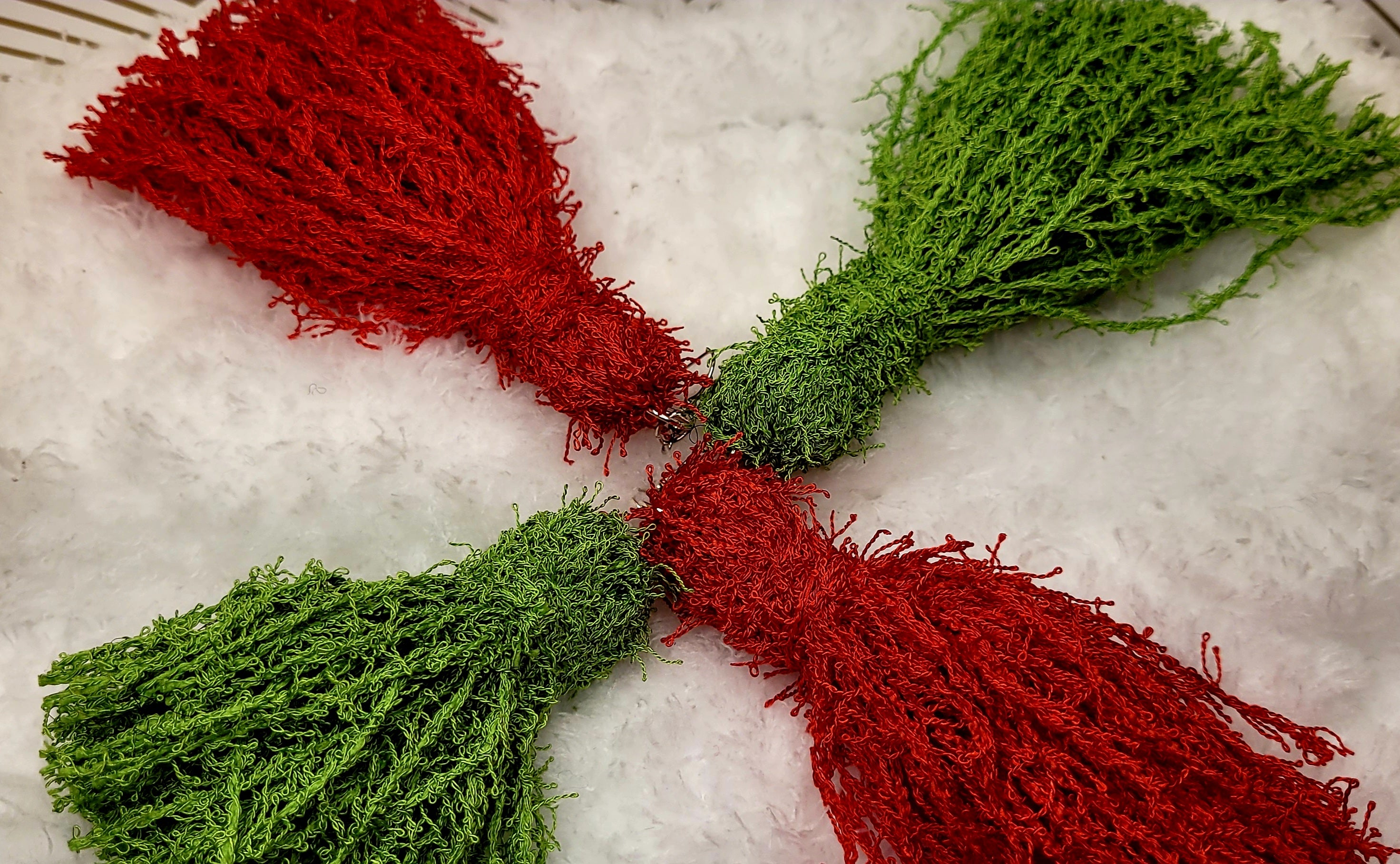 Diagonal Shredded yarn tassel